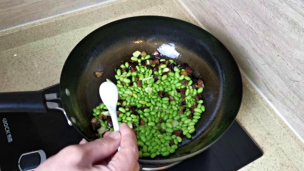 毛豆怎么炒好吃又简单的做法,毛豆米和什么菜炒在一起最好吃