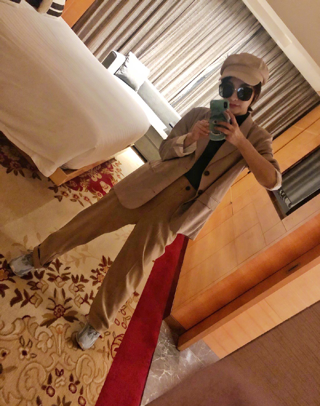 吴昕晒*服私**，穿西装直筒裤满满复古风，网友却说：手机壳哪买的？