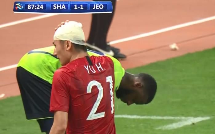 亚冠争议一幕:于海头缠纱布渗血怎么办?上港队医贴红纸糊弄