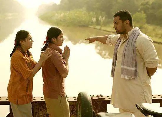 宝宝趴在爸爸背上简笔画,宝宝在老爸背上画画图片