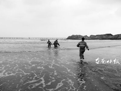 70岁老人下河游泳遇险,海边游泳溺水18岁男孩