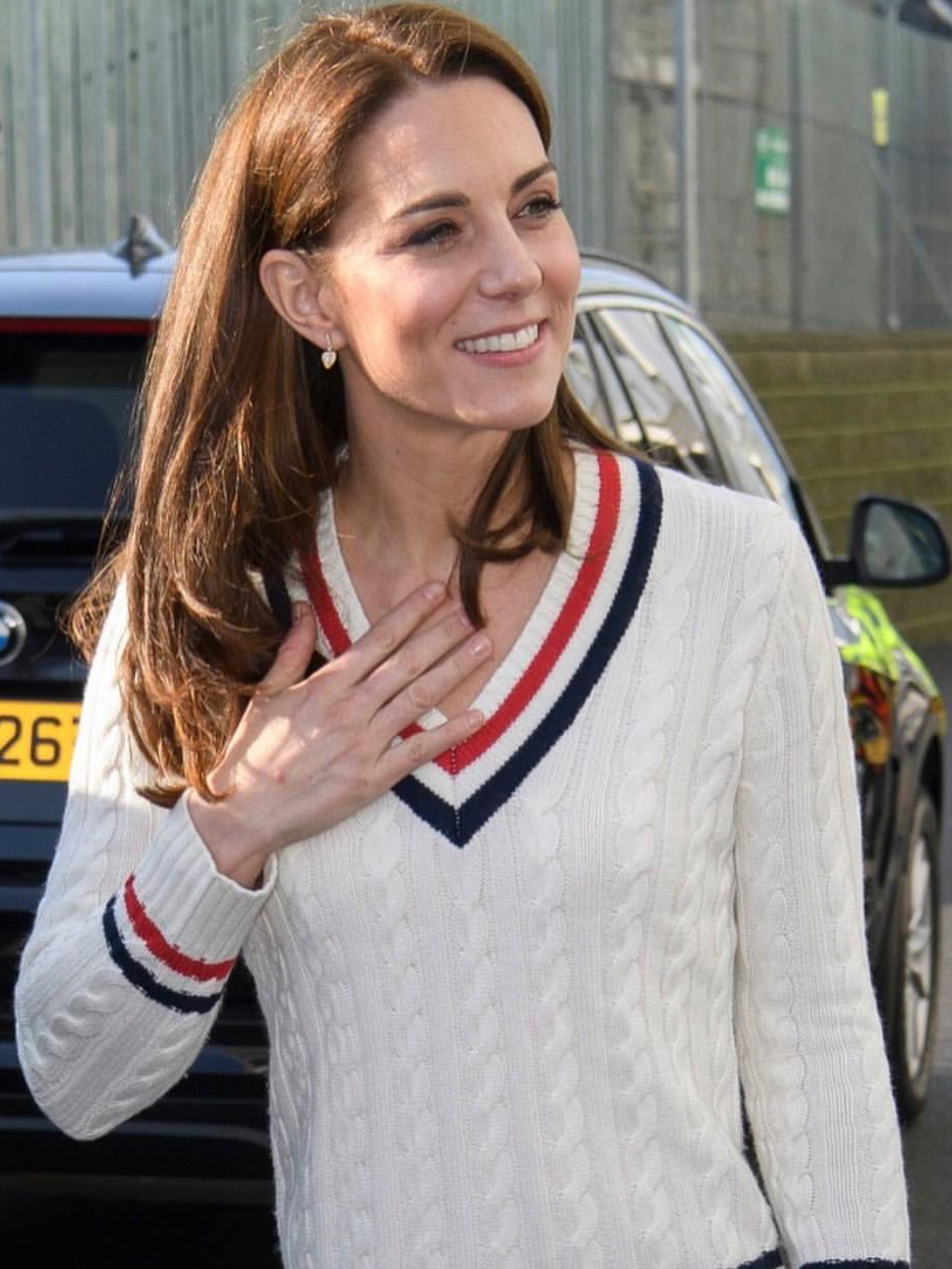 凯特王妃踢足球,凯特王妃条纹毛衣