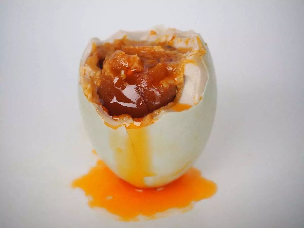 咸鸭蛋流油起沙的关键是什么,咸鸭蛋流油太咸了