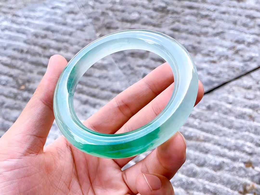 最好看的冰种翡翠手镯,怎么挑冰种翡翠手镯