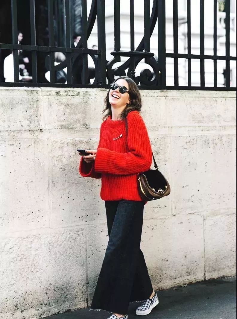 宽松毛衣怎么搭配带图案,宽松的毛衣怎么搭配外套