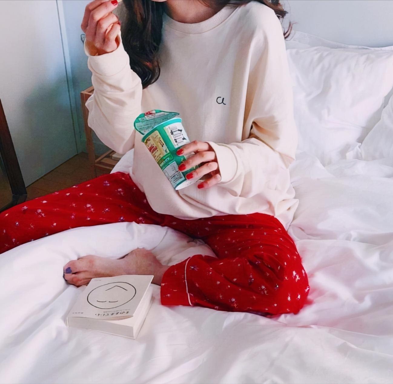 又烦男朋友又喜欢粘着男朋友,总喜欢黏着一个男生