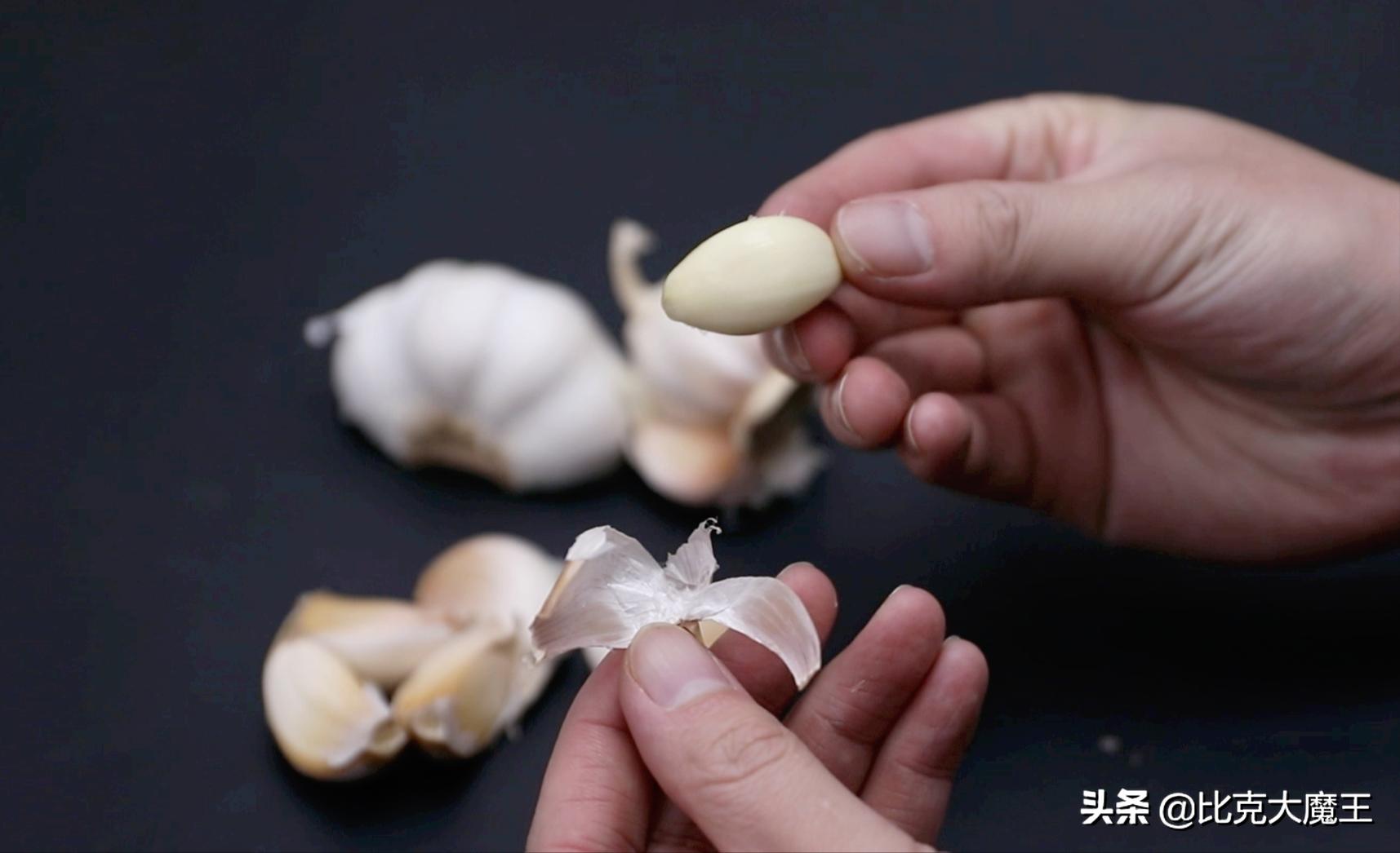 剥大蒜还有简单技巧，只需轻轻一搓，大蒜皮自动脱落，太方便了