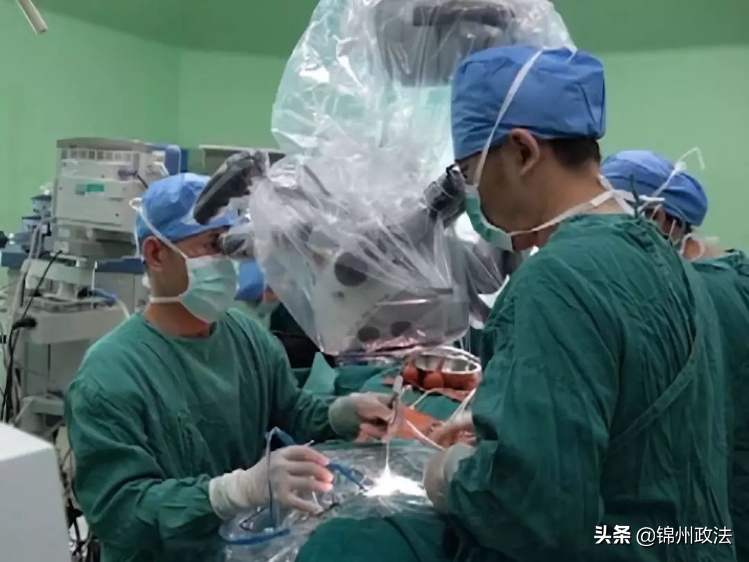 男子体内抽出2升油脂,男子体内取出一升油脂