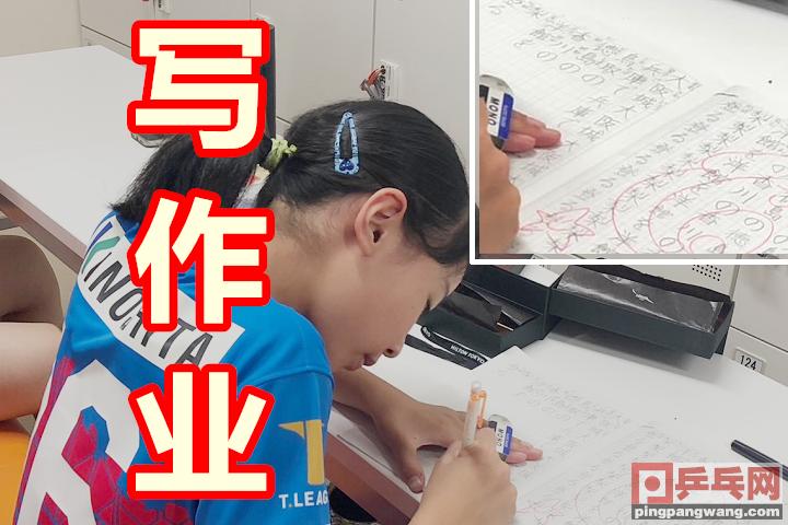 刘国梁和小孩打乒乓球,刘国梁和小朋友打球