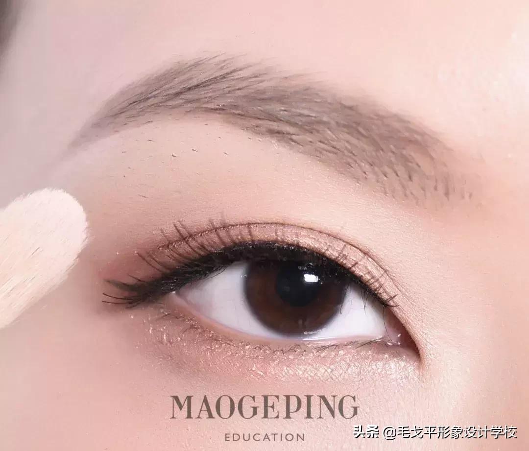 圆脸妹子怎么化妆才显脸小呢,圆脸女生怎样化妆才能显得好看