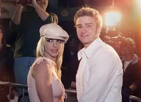 21岁被男友勒索,被父亲控制成精神病