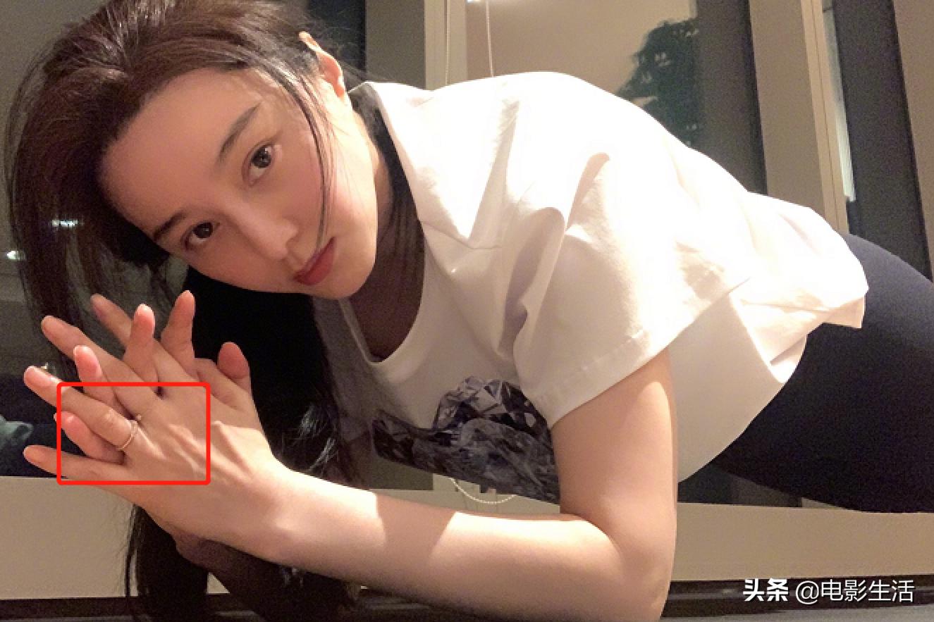 范冰冰晒自拍露出无名指戒指,范冰冰衣着平底鞋无名指戒指抢镜