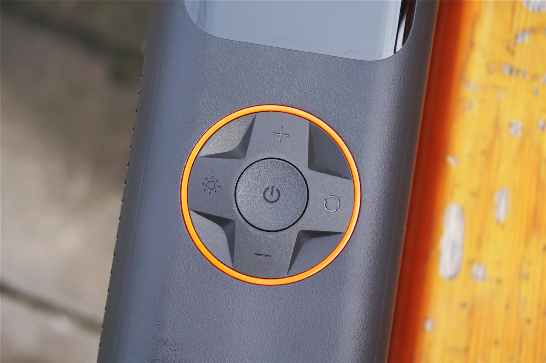 骑车出行就不怕路上爆胎了,开车遇到胎压不足