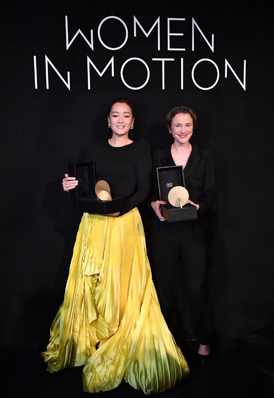 巩俐与丈夫甜蜜牵手威尼斯电影节,巩俐与71岁老公同框穿粉色裙