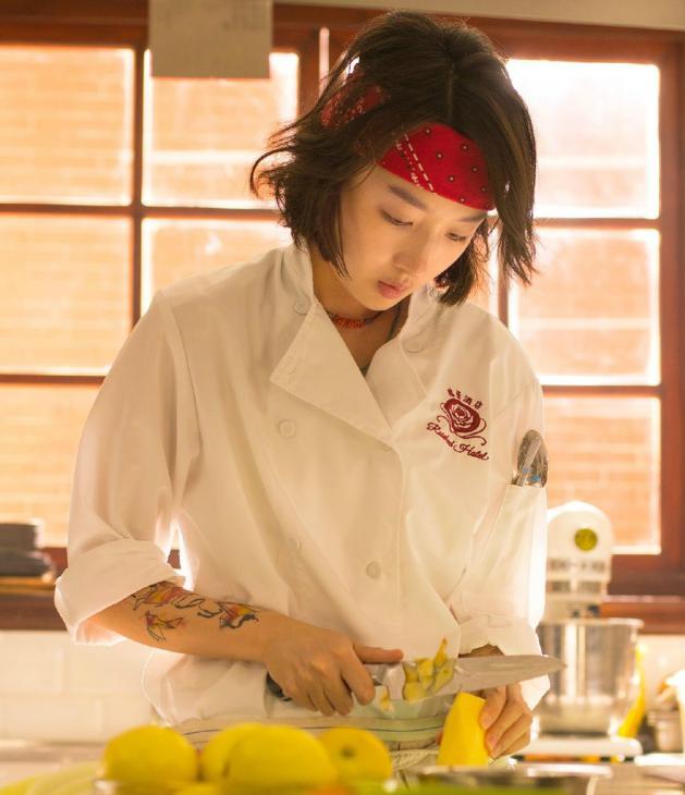 发带怎么戴才好看适合脸大的女生,怎么戴发带才好看