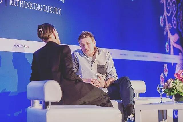 一件风衣穿10年！这位前VOGUE编辑才是职场穿搭范本吧