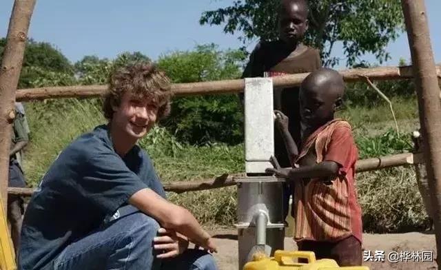 用零花钱给非洲挖了1000多口井，只因孩子眼泪，是那里最干净的水