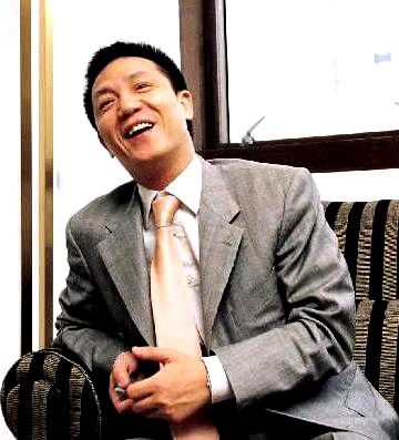 一瓶生发精仨首富，他开上了中国第一辆法拉利，名字还曾上太空！