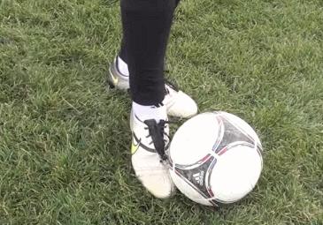 侧凌空射门的正确方法,凌空射门教学