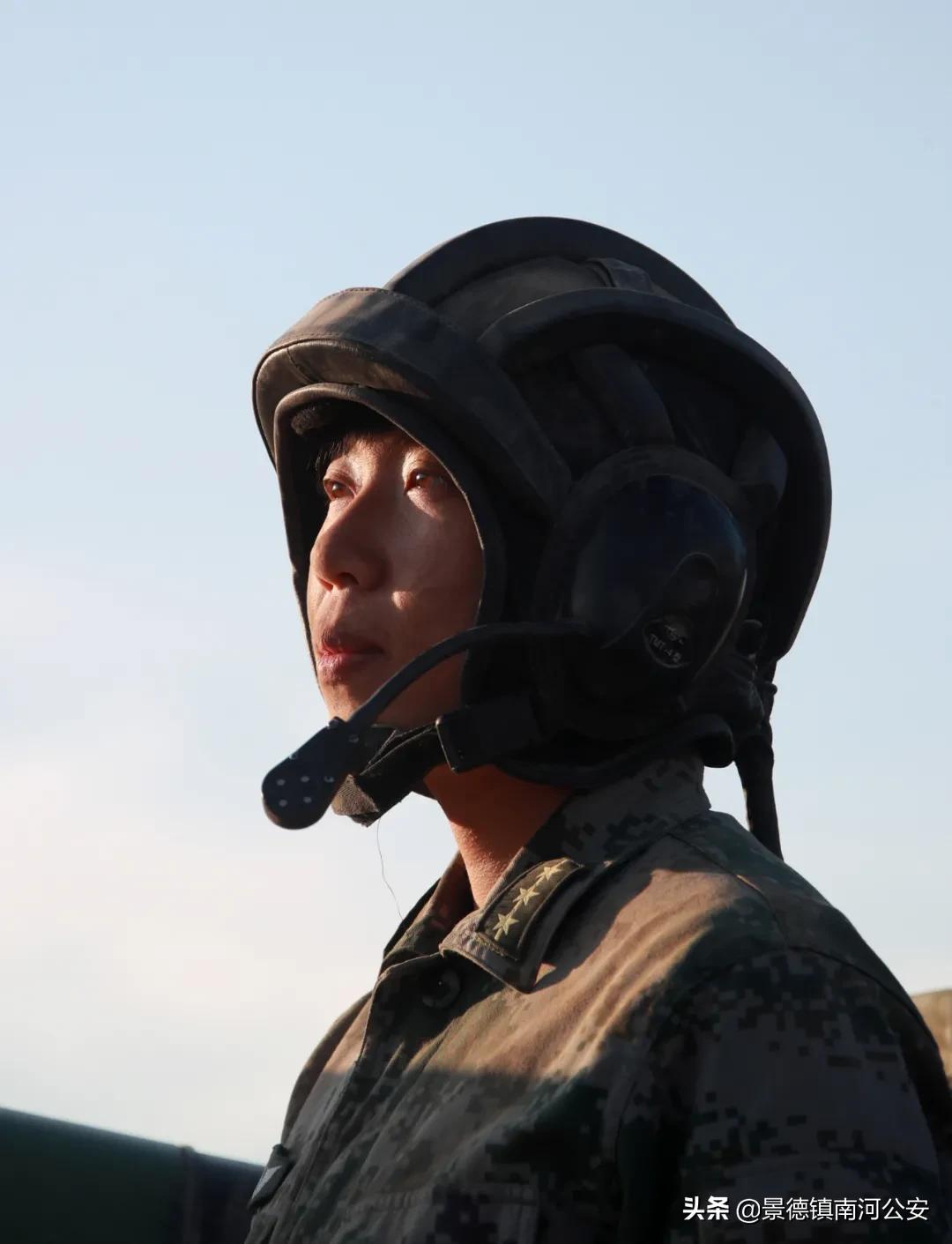 马和帕丽:“天山之花”,在铁甲洪流中绽放