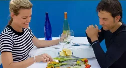 西式餐桌礼仪常识座位顺序,西餐餐桌礼仪的四个原则