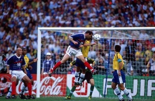 齐达内铁头功可以吹黄牌么,足球经典瞬间内马尔