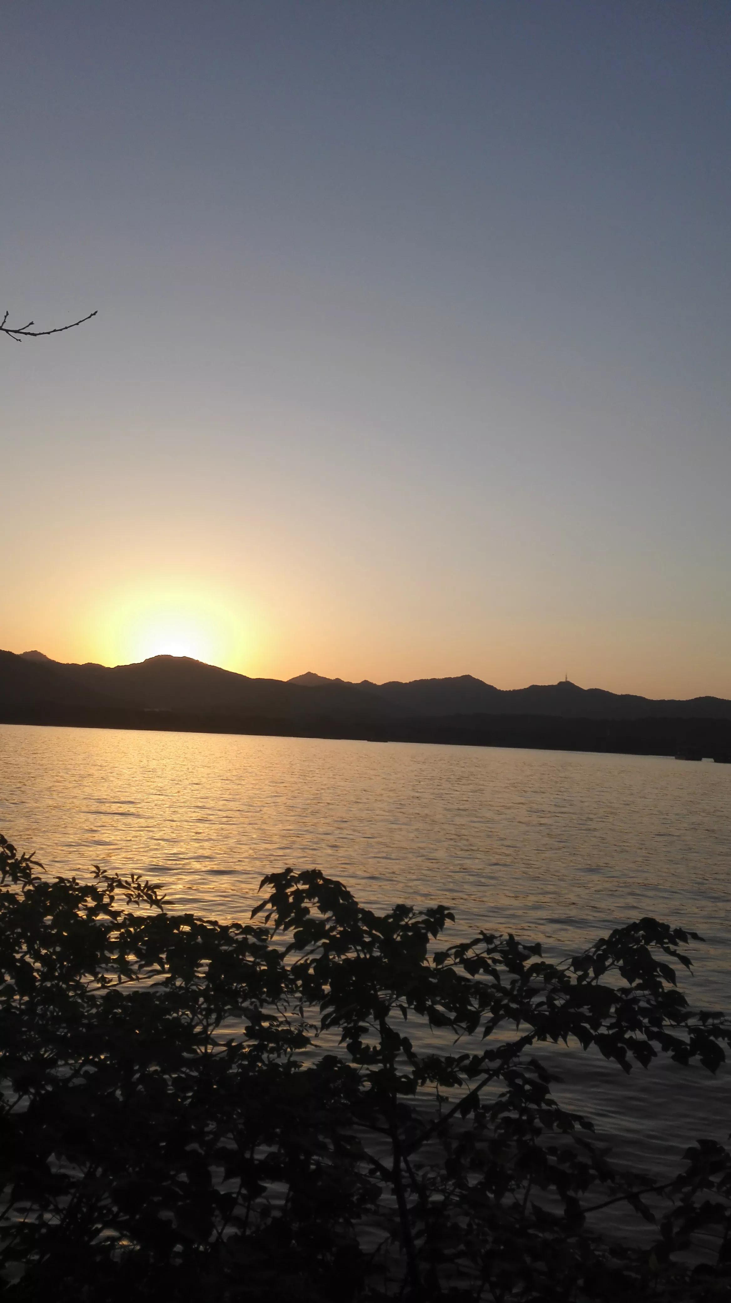 西湖美景美得醉人,西湖它就是一幅美丽醉人的画卷