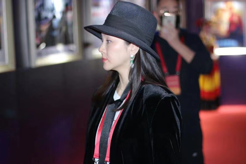 粉丝送豪宅、出画册、堵国道:曾经比丁真还火的“天仙妹妹”,15年后回看网红路,感觉读书才是最重要的