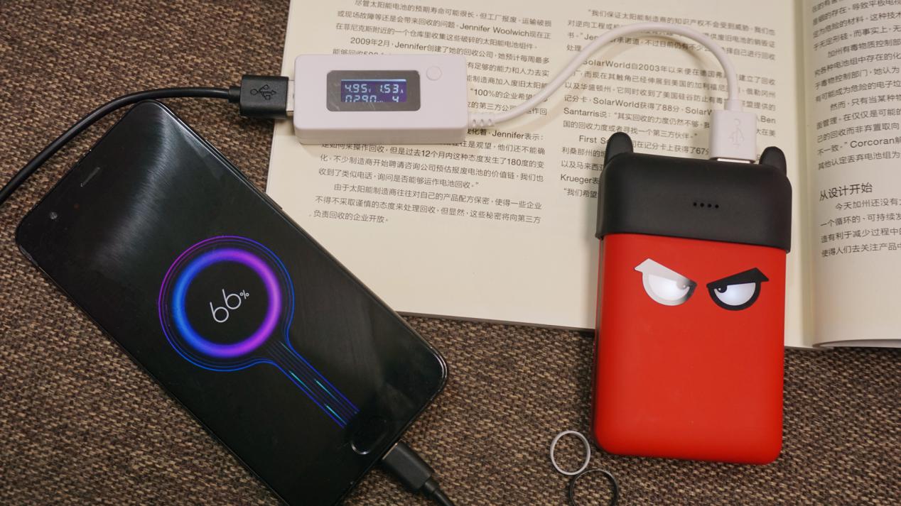 支持快充，能带上飞机，萌趣小魔兽充电宝上手体验
