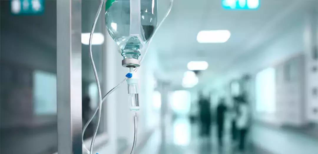 为何静脉输液不在手腕处扎,静脉输液拔出来还能继续扎进去吗