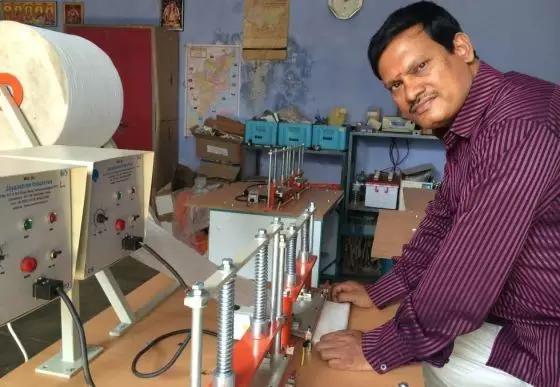 为解决妇女生理问题，男子穿带血卫生巾走上街头，却惨遭妻子离婚