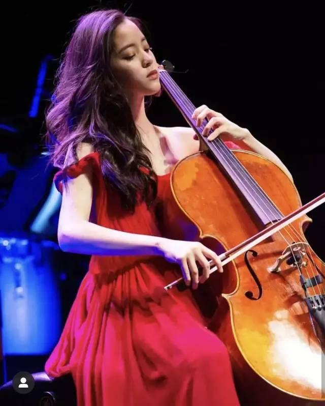 “人精”欧阳娜娜暗讽美合专睡男明星？扒完她的好友圈发现她极度