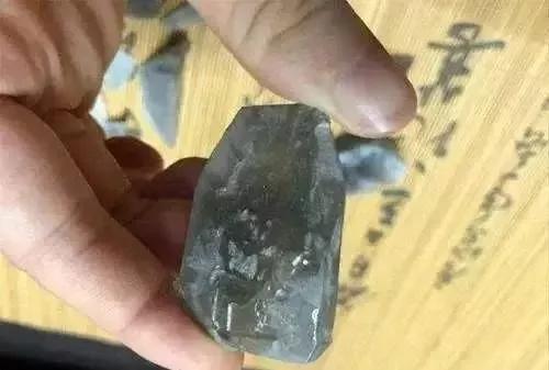 88万玻璃种原石,168万买原石一刀切出蛛网裂