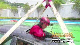 2人驾车涉水遇难涉水自救有诀窍,车辆涉水后人员该如何自救逃生