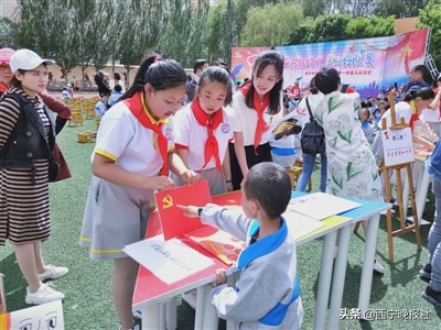 高举旗帜跟党走童心筑梦新征程,高举队旗童心筑梦新时代创意绘画