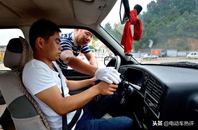 驾校教练每月的工资有多少,驾校教练一般工资是多少