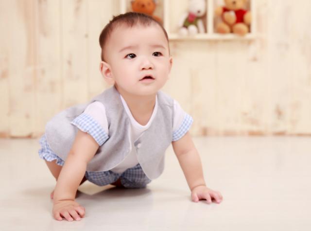 给孩子穿袜子光脚,周岁宝宝光脚丫好还是穿袜子好