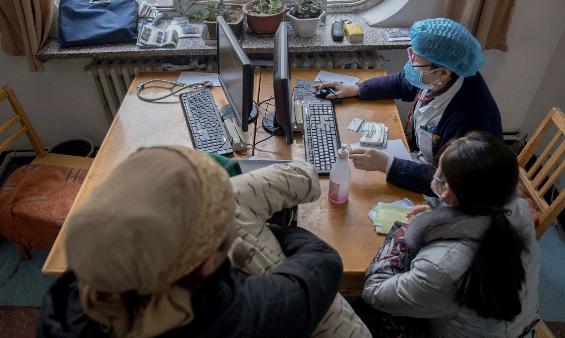 宝宝误拿502胶水滴眼睛,两岁宝宝误拿502胶水滴眼睛