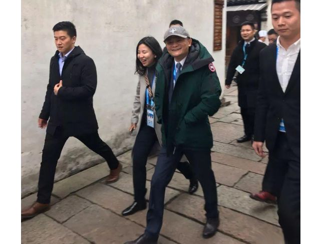 加拿大鹅用的是鸭绒还是鸭毛,加拿大鹅vs波司登羽绒服