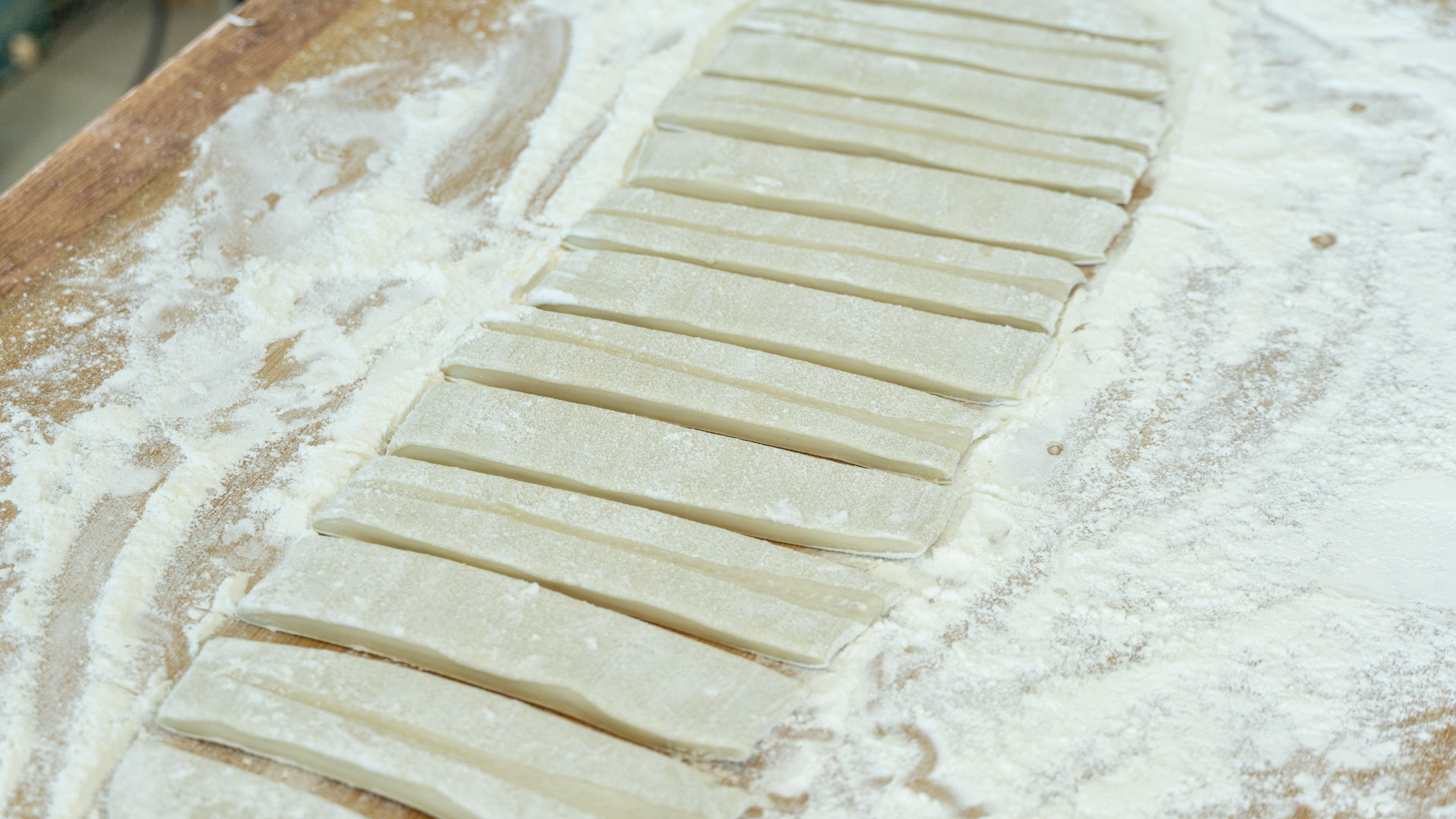 蓬松酥脆油条的家常做法,在家做油条香酥可口健康营养