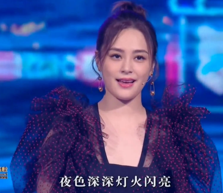 大湾区王菲出场谢霆锋表现,谢霆锋看王菲演唱会的视频