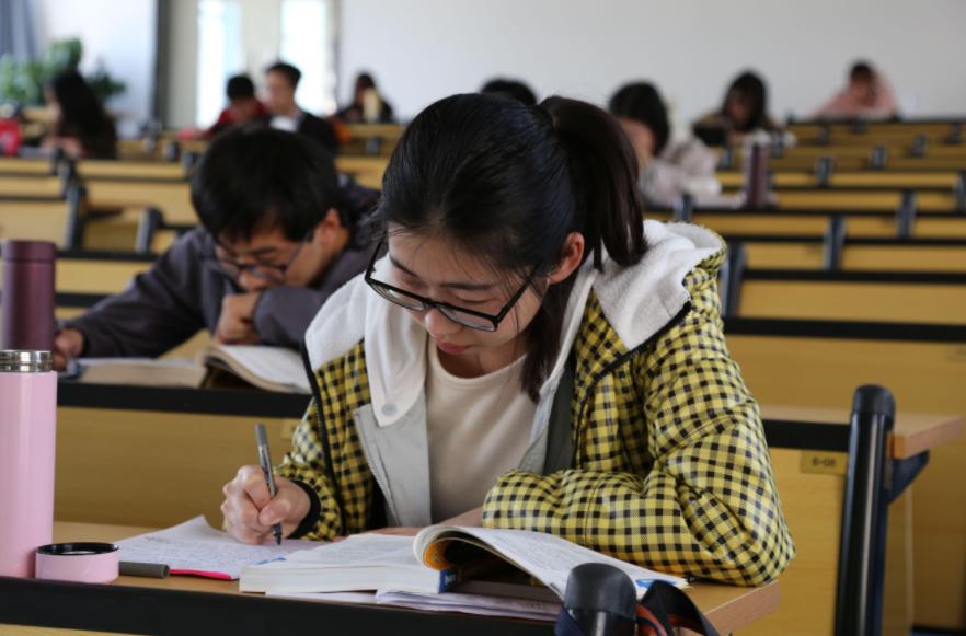 2022考研到底要不要报班，班该怎么报，听听那些上岸的同学怎么说