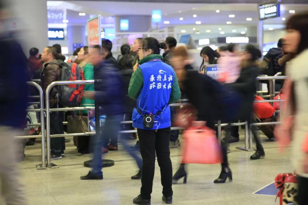春运路上的幸福,高铁上的春运流动的年俗年味