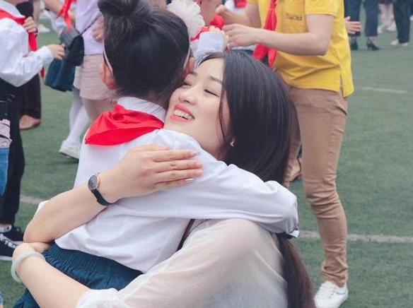 幼儿园宝宝制作垃圾袋裙子,幼儿用垃圾袋做时装秀