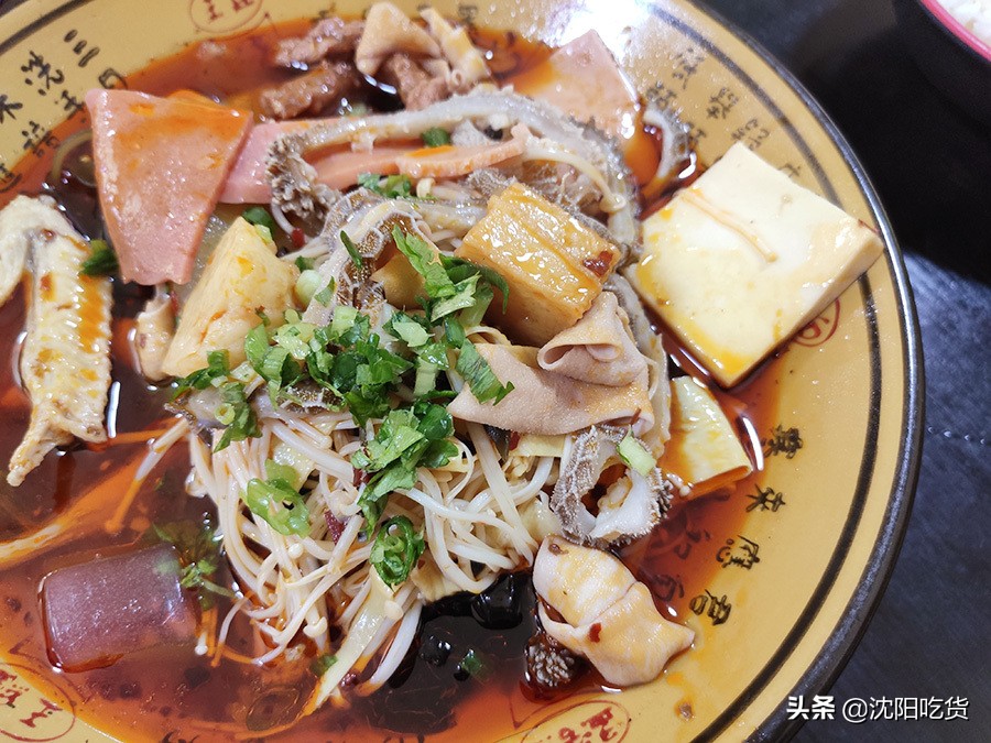 冒菜是一个神奇的存在,味道像牛油火锅,还可以蘸油碟配米饭