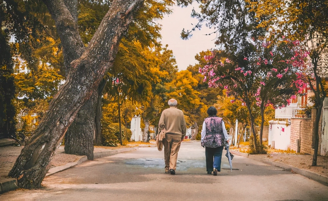 奶奶老是给孩子玩手机怎么办,奶奶总给孩子吃零食