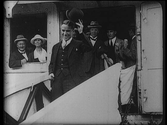 他5岁登台表演，12岁丧父13岁流浪街头，1个跌跤迎来喜剧人生