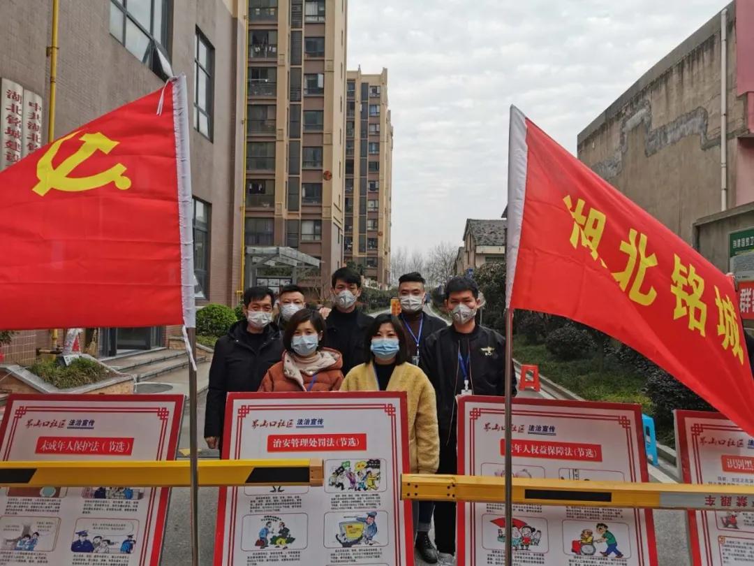 医护人员奔赴抗疫一线,带着家人一起踏上旅途