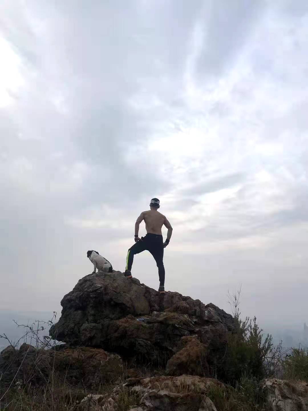 甘肃越野赛遇难者双龙:发誓完成国内百公里赛事,计划去美国参赛,“不管明天是否下雨,赶在天亮前出发”