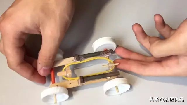 小班手工课制作小汽车,学校开展有趣的手工制作